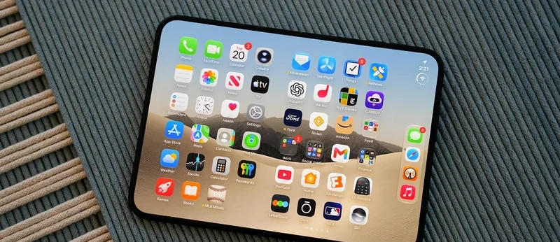 一台展开状态的 iPhone Duo 平放在编织桌垫上,屏幕显示主屏图标网格