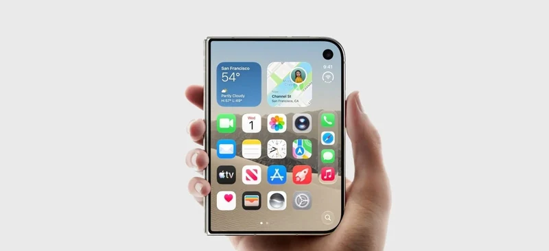 一只手握着合上的 iPhone Duo,屏幕显示天气组件与主屏图标网格
