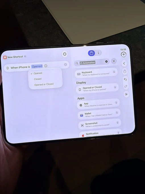 iPhone Duo 内屏上的快捷指令编辑器实拍,左侧「When iPhone is」下拉展开出 Opened、Closed、Opened or Closed 三项,右侧是自动化新建面板