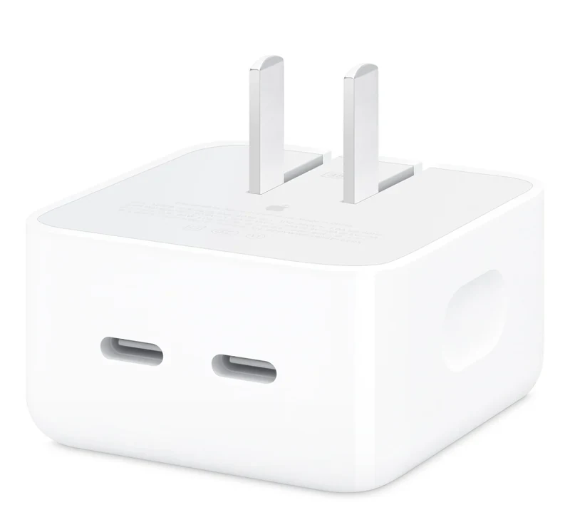 白色方形电源适配器正面朝上，侧面并排两个 USB-C 接口，插脚为国标两脚可折叠设计
