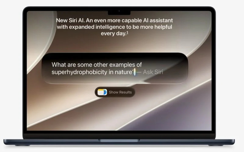 一台 MacBook 屏幕上显示 Siri AI 的对话界面,上方文字为 New Siri AI,输入框里是一句关于分子疏水性的提问,下方有 Show Results 按钮