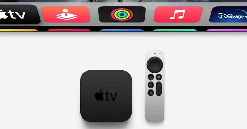 画面下方是黑色 Apple TV 4K 机身与银色遥控器,上方露出一条彩色应用图标带