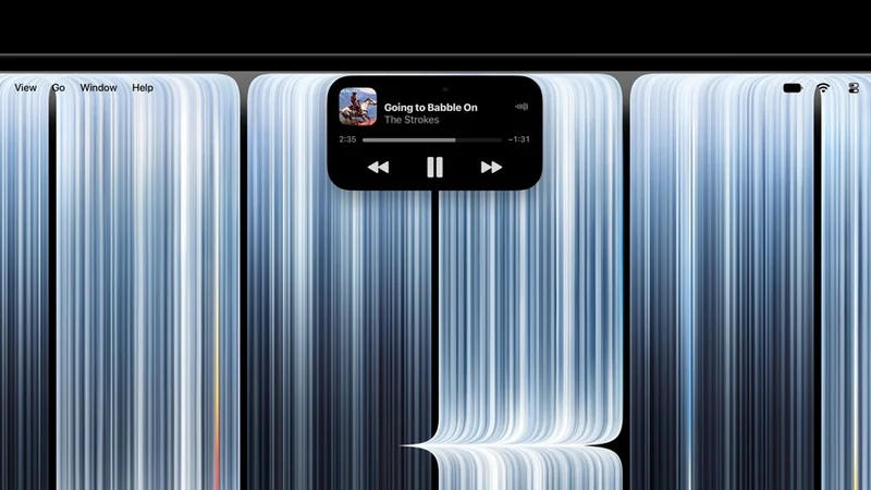 MacBook Pro 屏幕顶部中央的黑色灵动岛里正在播放 Apple Music，曲目是 The Strokes 的 Going to Babble On，有进度条与上一首、暂停、下一首按钮