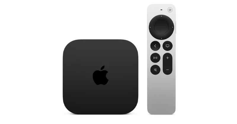 现款 Apple TV 4K 主机与 Siri Remote 遥控器的官方俯视渲染图,黑色方形主机顶部有 Apple 标志,右侧银色遥控器可见触控板与播控按键