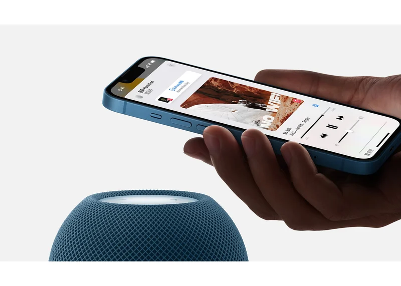 一只手托着蓝色 iPhone,屏幕上显示 Apple One 订阅页与播客节目卡片,下方摆着同色 HomePod mini