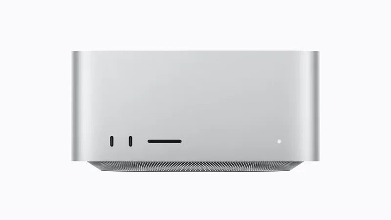 Apple 官方 Mac Studio 正面渲染图,银色铝合金机身,正面可见两个 USB-C 端口、一个雷电接口、SD 卡槽与电源指示灯