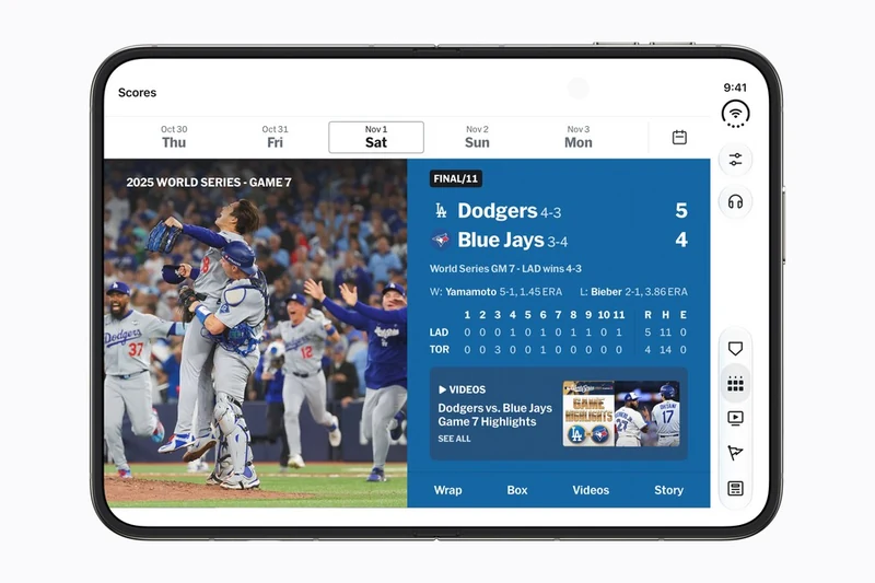 iPhone Duo 展开运行 MLB 应用:左侧是 2025 世界大赛第七场直播画面,右侧是道奇 5 比 4 蓝鸟的比分与九局数据表