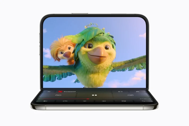 iPhone Duo 半折叠立在台面上,上半屏播放动画电影画面,下半屏是 Netflix 播放控制条
