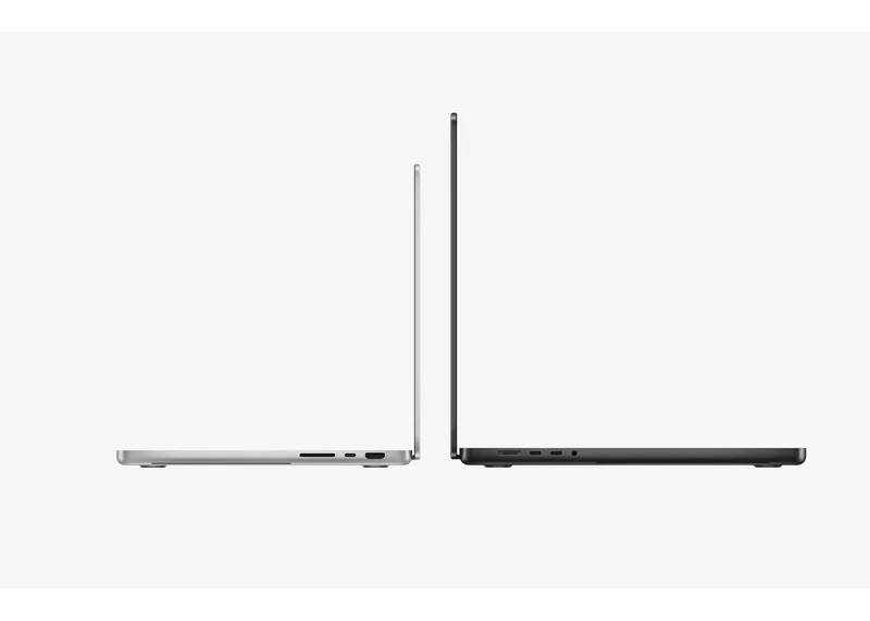 银色与深空灰两台 MacBook Pro 侧面平放,展示机身厚度与接口分布