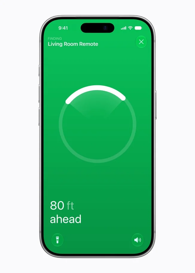 iPhone 查找界面显示正在寻找客厅遥控器，距离 80 英尺，绿色圆形雷达图案
