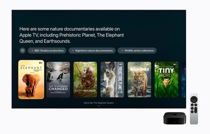 电视屏幕显示 Siri AI 推荐的自然纪录片列表，下方排列 Apple TV 4K 机身与 Siri Remote