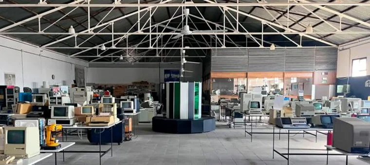 计算机历史博物馆展厅全景，Cray-1 复制品立于中央，两侧摆满各代计算机展品