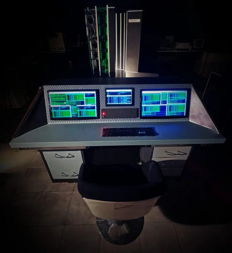 Cray-1 复制台操作台，三组绿色荧光屏显示矩阵算法运行，前方有键盘与座椅