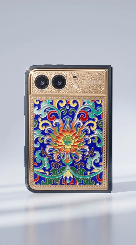景泰蓝版 iPhone Duo 背面，蓝底彩色掐丝珐琅莲花纹样，四周包 18K 金框，顶部为金色浮雕带与双摄开孔