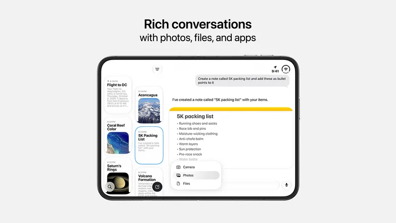 iPhone Duo 上的 Siri App,左侧是对话磁贴列表,右侧显示选中的对话内容