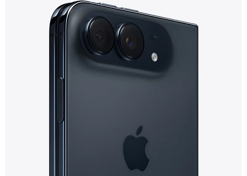 iPhone Duo 机身背面特写,可见双摄模组、补光灯与苹果 logo