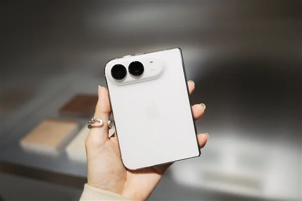 iPhone Duo 产品阵容：合上的深色与浅色两台，以及一台展开显示主屏幕的机型
