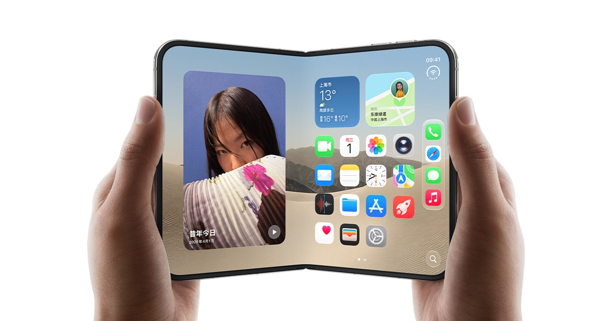 苹果官网 iPhone Duo 产品图：双手握住半展开的设备，内屏左侧为视频播放窗口，右侧为主屏应用与小组件布局