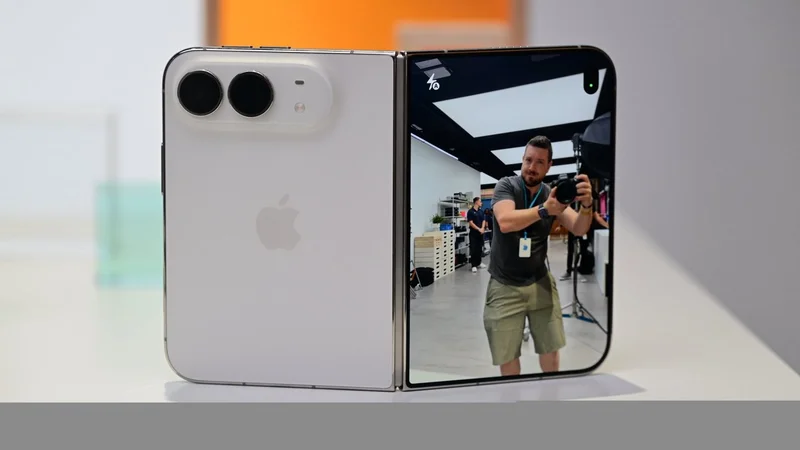 iPhone Duo 在展台上半展开状态,左侧为闭合时的白色机身与双摄,右侧内屏显示拍摄画面