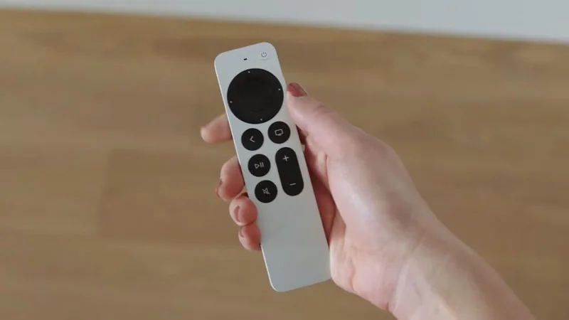 手持 Apple TV Siri Remote 遥控器的特写照片