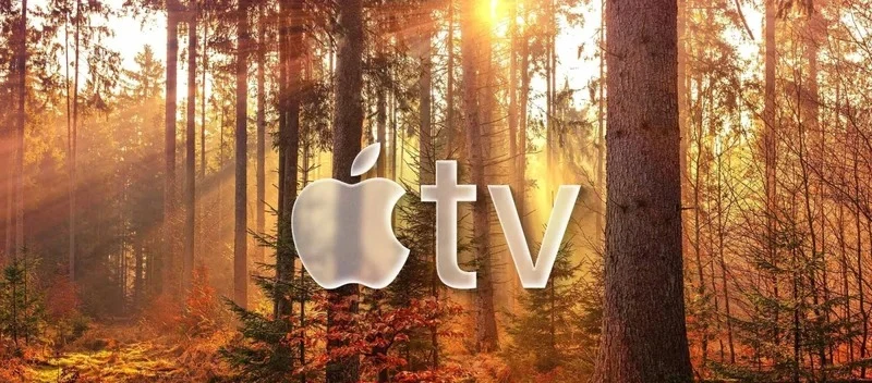 Apple TV 品牌视觉:秋日树林背景上的苹果标志与 tv 字样
