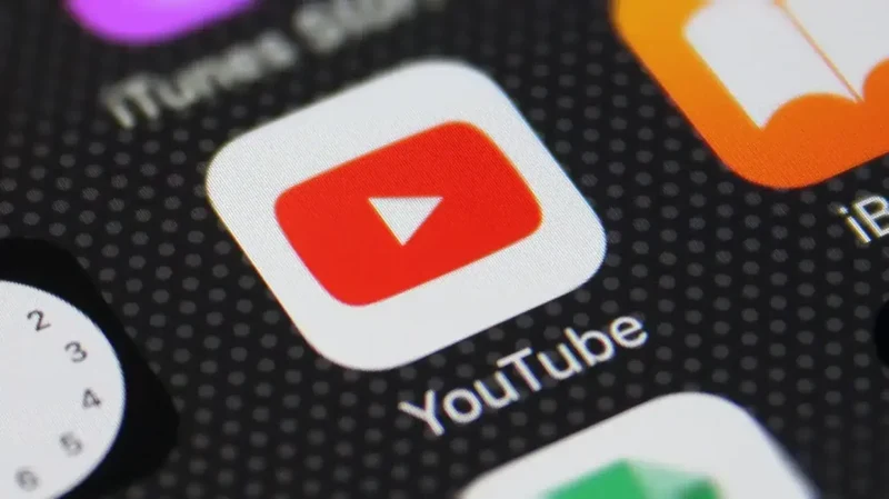 YouTube 应用图标特写,红色播放按钮位于白色圆角矩形图标中央