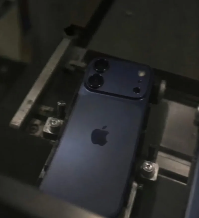 深蓝色 iPhone 18 工程机背面,左上角为横向大矩阵镜组,中央是苹果 logo