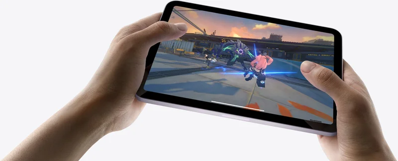 一双手横向持握 iPad mini 运行游戏,屏幕显示游戏画面