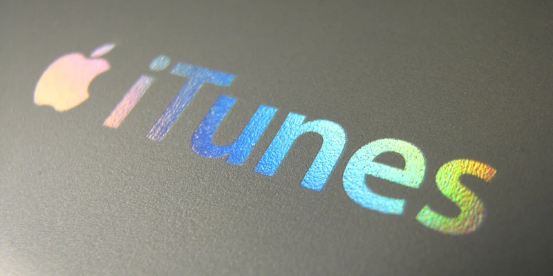 经典苹果彩色镭射质感 iTunes 标志特写