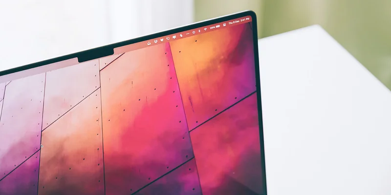 MacBook 顶部刘海区域与前置摄像头特写