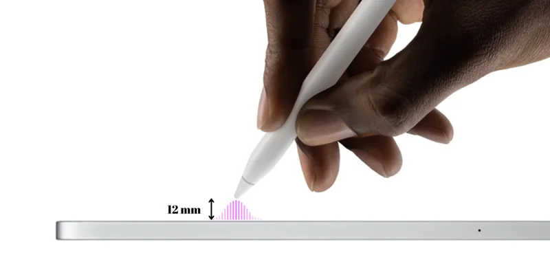 苹果官方示意图：一只手握 Apple Pencil，笔尖悬在屏幕上方的距离标注为 12 毫米，笔尖下方有紫色笔迹预览