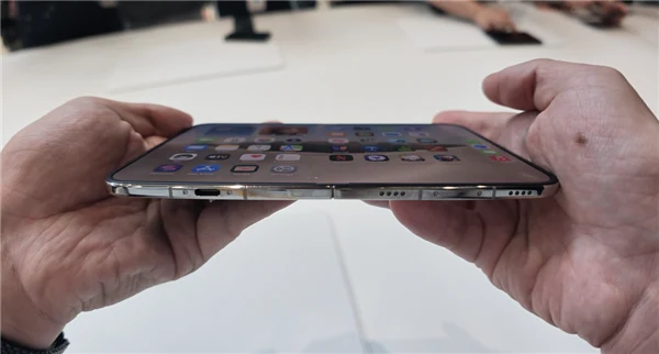 双手握持展开状态下的 iPhone Duo 内屏