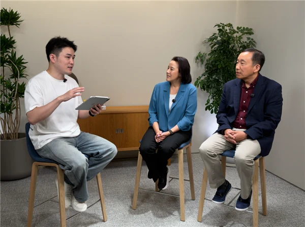 苹果高管 Kaiann Drance 与 Zongjian Chen 接受媒体专访的现场