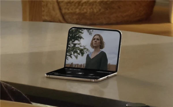 iPhone Duo 以迷你笔记本形态立在桌面上