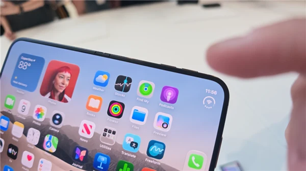 手指点按 iPhone Duo 展开后的内屏