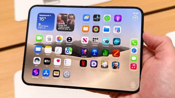 iPhone Duo 完全展开实拍：7.6 英寸内屏横向显示主屏幕，一只手握持机身