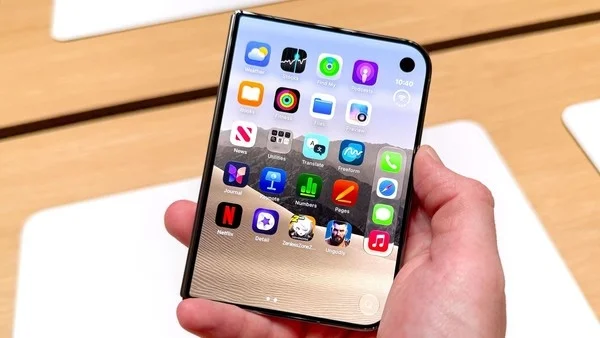 iPhone Duo 闭合状态实拍：机身竖握，5.4 英寸外屏显示主屏幕与应用图标