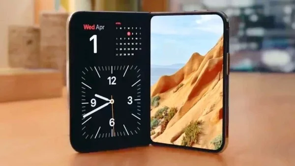 iPhone Duo 折叠立起后的 StandBy 待机显示，左半屏为时钟与日历，右半屏为照片