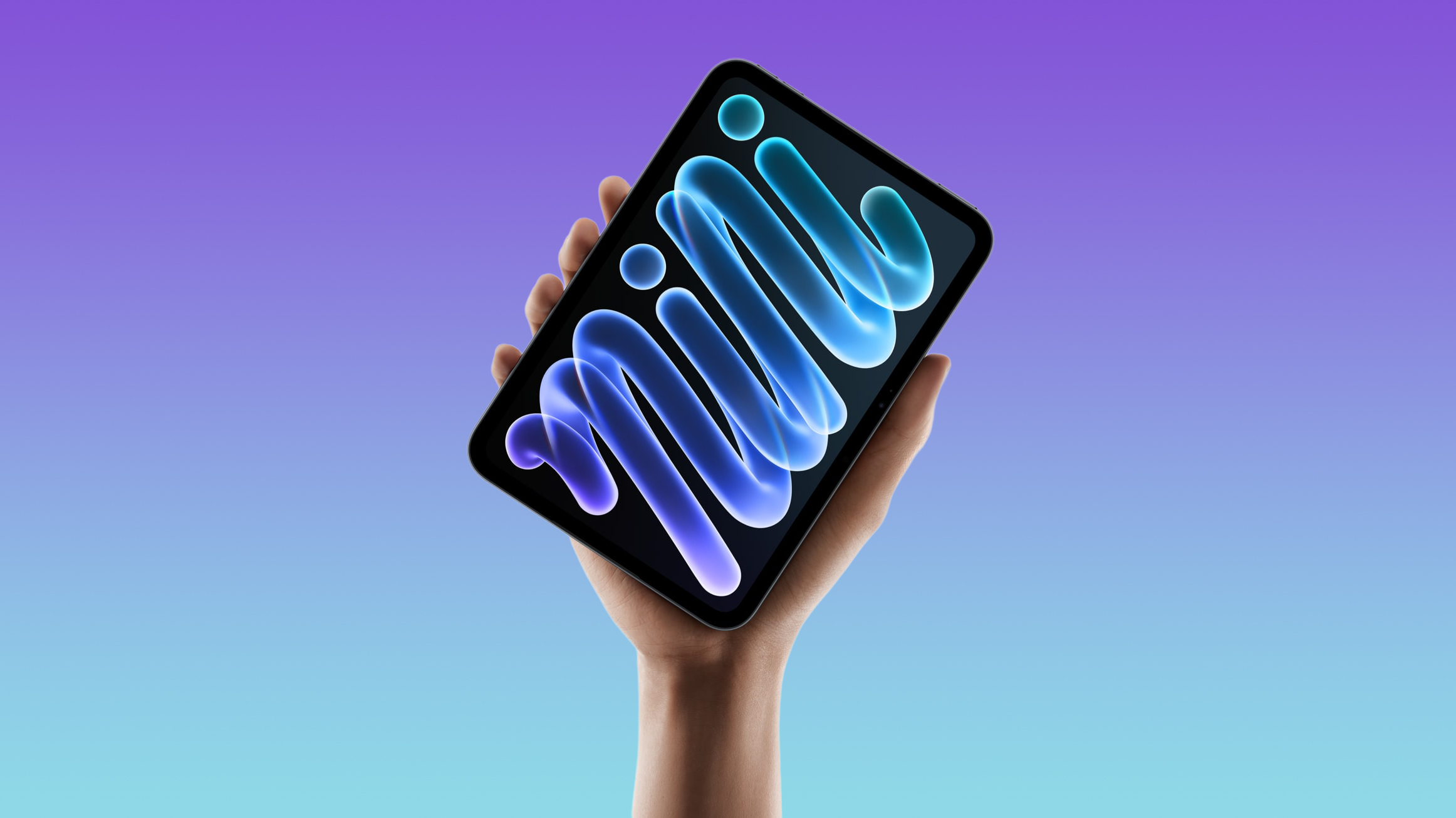 iPad mini 官方宣传图：一只手竖握机身，屏幕显示蓝色抽象壁纸