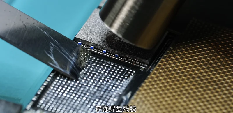 维修台特写:镊子与热风枪配合清理主板焊盘,画面下方字幕写着「铲除焊盘残胶」